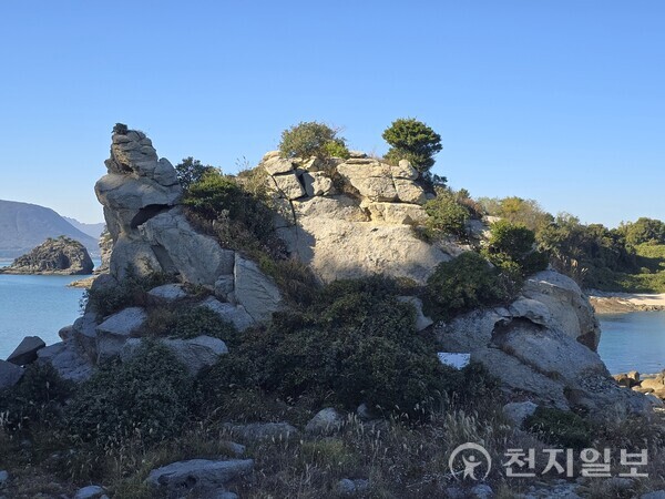 [천지일보 여수=이봉화 기자] 여수 사도·추도는 공룡 발자국과 퇴적 지층, 생활 돌담, 계절마다 열리는 바닷길이 한데 모여 섬이 가진 시간의 깊이를 보여준다. 자연과 사람이 쌓아온 지질·생태·생활의 결이 고스란히 살아 있는 대표 섬이다. 사진은 거북바위. ⓒ천지일보 2025.11.21.