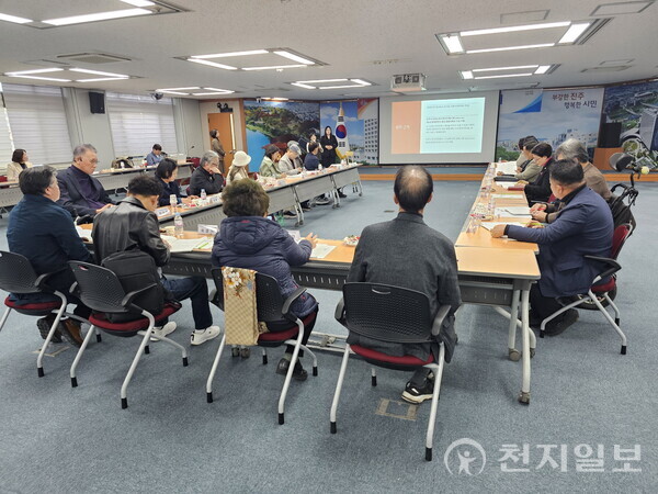 경남 진주시가 20일 경남도 지자체 최초로 ‘제1기 장애인 복지증진 종합계획’을 수립하기 위해 진주시장애인복지위원회에서 심의를 실시했다고 밝혔다. 사진은 심의 현장 모습. (제공: 진주시청) ⓒ천지일보 2025.11.20.