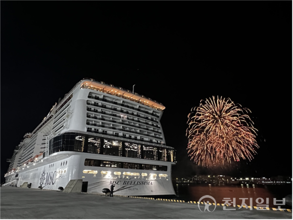 부산시와 부산항만공사는 지난달과 이달 영도 국제크루즈터미널에서 MSC 벨리시마호의 준모항 운항을 진행해 승·하선객 300명 이상을 처리했다고 20일 밝혔다. 사진은 작년 10월 MSC 벨리시마호 영도 국제크루즈터미널 입항 모습. (제공: 부산시청) ⓒ천지일보 2025.11.20.