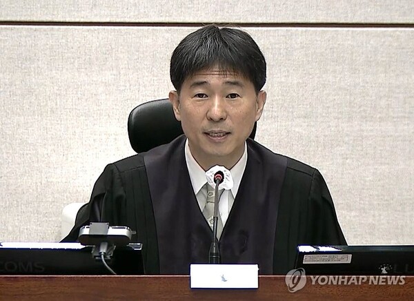 지귀연 부장판사가 2일 서울 서초구 서울중앙지방법원에서 열린 윤석열 전 대통령의 내란 우두머리·직권남용 권리행사 방해 혐의 사건 속행 공판에서 발언하고 있다. 2025.10.2 (출처: 연합뉴스)