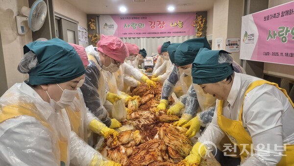 신천지자원봉사단 창원지부가 지난 18일 국가유공자들의 희생과 헌신을 기리기 위해 참전용사 식사대접과 김장 나눔 행사를 실시했다. 사진은 봉사자들이 김장하는 모습. (제공: 신천지자원봉사단 창원지부) ⓒ천지일보 2025.11.20.