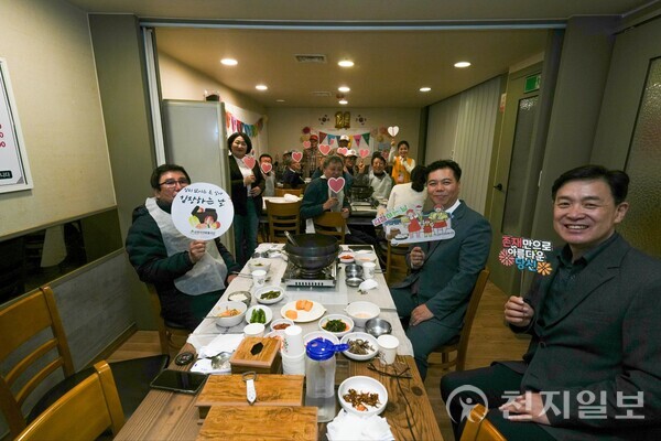 신천지자원봉사단 창원지부가 지난 18일 국가유공자들의 희생과 헌신을 기리기 위해 참전용사 식사대접과 김장 나눔 행사를 실시했다. 사진은 봉사자들이 기념 촬영하는 모습. (제공: 신천지자원봉사단 창원지부) ⓒ천지일보 2025.11.20.