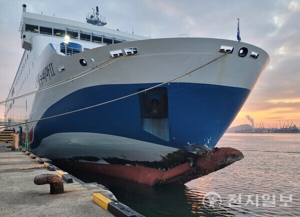 목포항에 정박한 퀸제누비아2호. 신안 해역 좌초 사고 후 예인된 여객선의 선수 벌브가 크게 찢어진 모습이 확인된다. 사진은 파손 상태 점검을 위해 목포 북항에 정박한 선체 전경. (제공: 목포해양경찰서) ⓒ천지일보 2025.11.20.