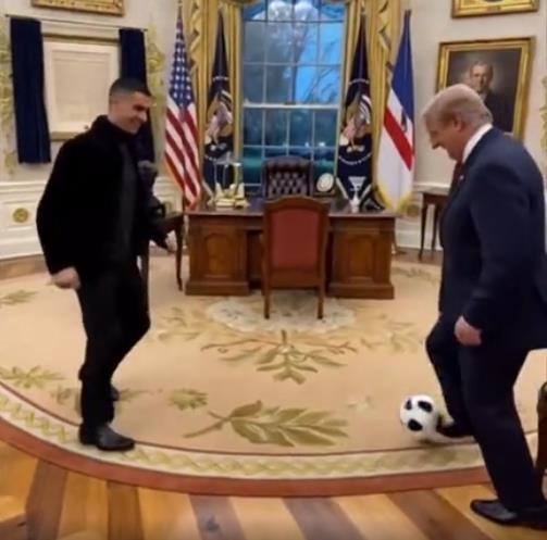 도널드 트럼프 미국 대통령과 크리스티아누 호날두가 축구하는 모습을 담은 AI 영상. (트럼프 트루스소셜 캡처)