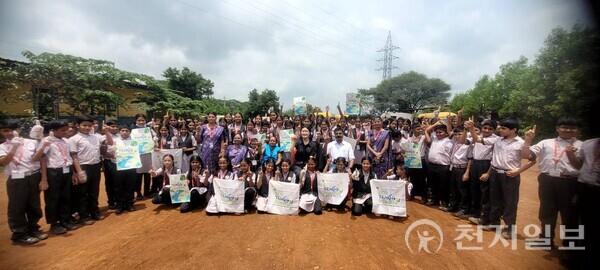 HWPL은 올해 8월 7일 인도 가다가 지방 판차야트 대학교에서 HWPL은 상업대학과 MOU를 체결했다. 같은 날 HWPL 산하 국제청년평화그룹(IPYG)은 아크샤라 테크노 스쿨에서 176명의 학생들과 함께 평화·환경 캠페인을 진행했다. 사진은 행사 모습. (제공: HWPL) ⓒ천지일보 2025.11.20.