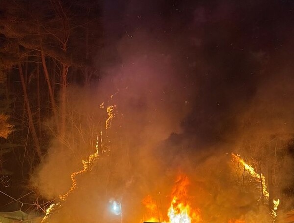 소방당국은 20일 오후 5시 23분경 강원 인제 기린면 현리 인근 야산에서 산불이 발생해 소방력이 추가 출동해 야간 진화에 나섰다고 밝혔다. (출처: 뉴시스)