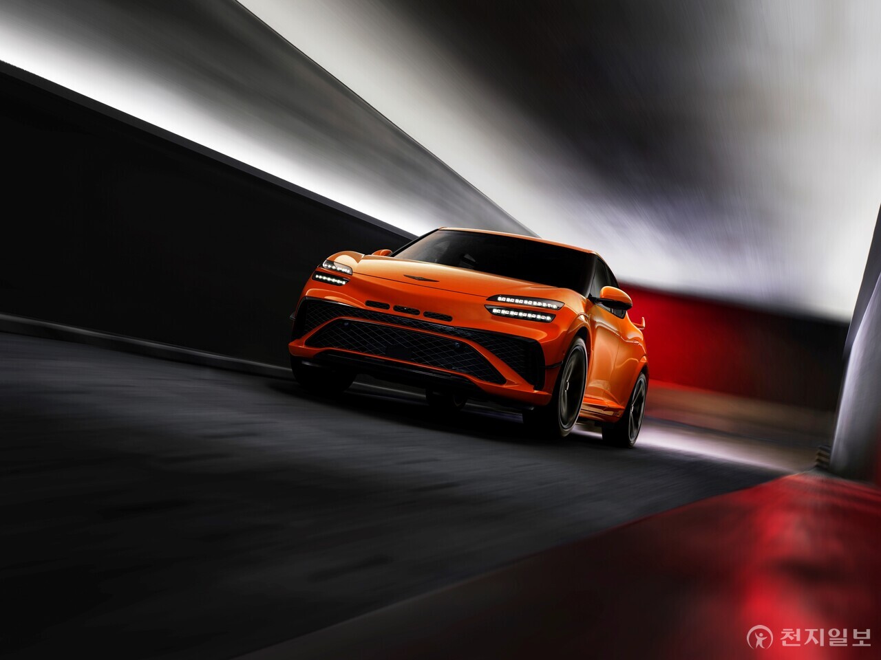 제네시스가 ‘럭셔리 고성능(Luxury High Performance)’을 새로운 축으로 내세우며 향후 10년을 향한 브랜드 확장에 본격 나선다. 제네시스는 20일(현지시간) 프랑스 남부 르 카스텔레 소재 폴 리카르 서킷에서 ‘마그마 월드 프리미어’ 행사를 열고 브랜드 최초의 고성능 모델 ‘GV60 마그마(GV60 Magma)’를 처음 공개했다. (제공: 제네시스) ⓒ천지일보 2025.11.21.