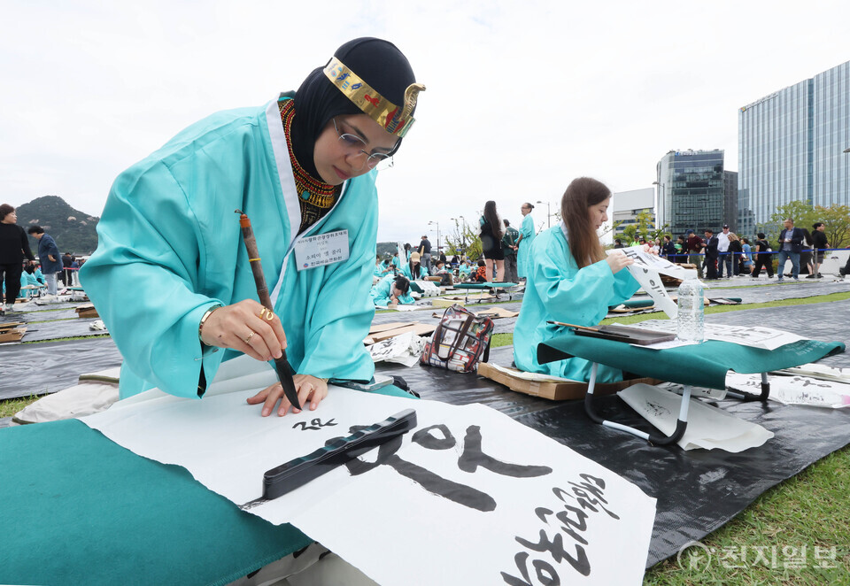 한글날 휘호대회에 참가한 외국인. (천지일보DB)