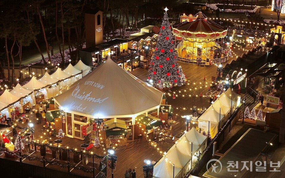 잠실 롯데타운에서 열린 크리스마스 마켓의 야경 전경. (제공: 롯데호텔앤리조트) ⓒ천지일보 2025.11.21.