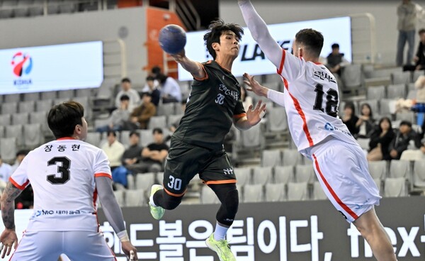 인천도시공사 이요셉이 20일 SK와 경기에서 슛을 던지고 있다. (출처:한국핸드볼연맹)