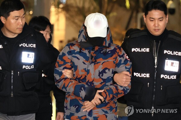 압수수색 과정에서 도주한 도이치모터스 주가조작 사건 공범이 20일 충주시 소재 휴게소에서 체포, 서울 광화문 김건희특검 조사실로 압송되고 있다. (출처: 연합뉴스)