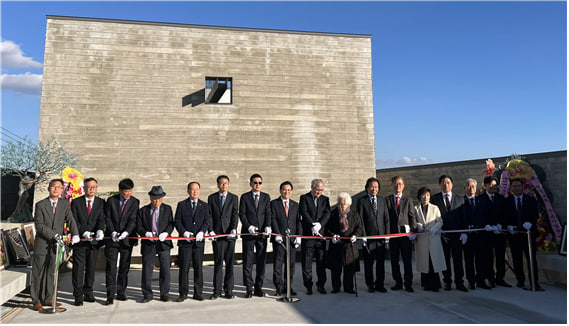 박선영 진실화해위원장(오른쪽에서 다섯번째)이 21일 오후 전북 김제시 만경교회 희생자 순교기념관을 찾아 희생자를 추모하고, 관련 유가족들 및 관계자들과 기념촬영을 하고 있다. (제공: 진실화해위)