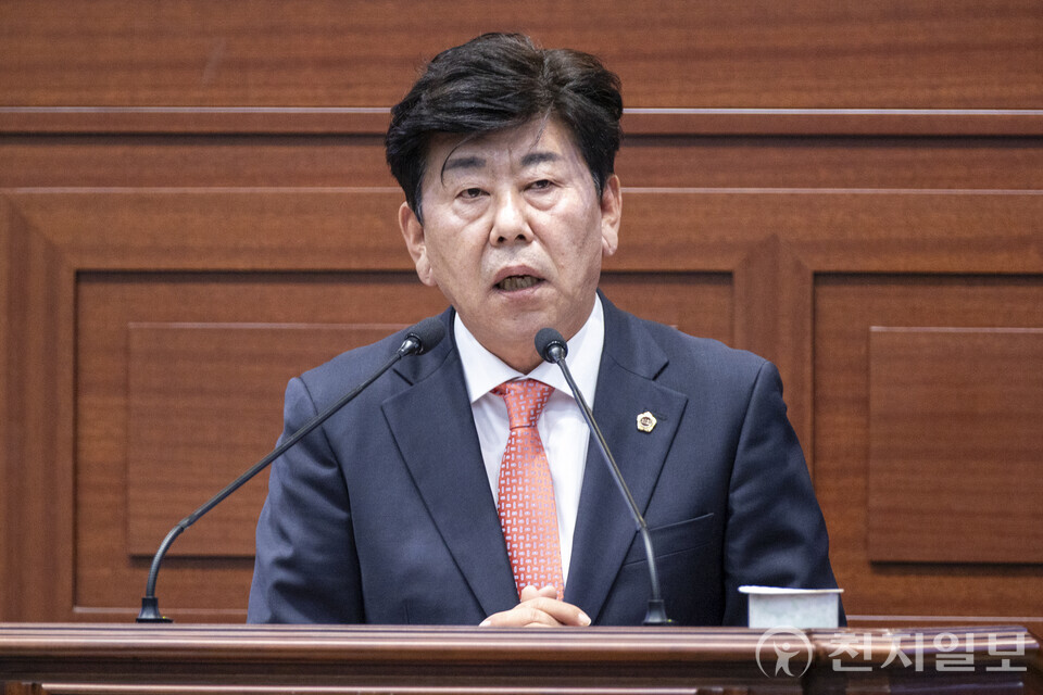 정한석 경상북도의회 의원이 21일 열린 제359회 정례회 제2차 본회의 도정질문을 통해 경북의 인구·교통·문화·교육 전반의 구조 재편을 촉구했다. (제공: 경상북도의회) ⓒ천지일보 2025.11.21.