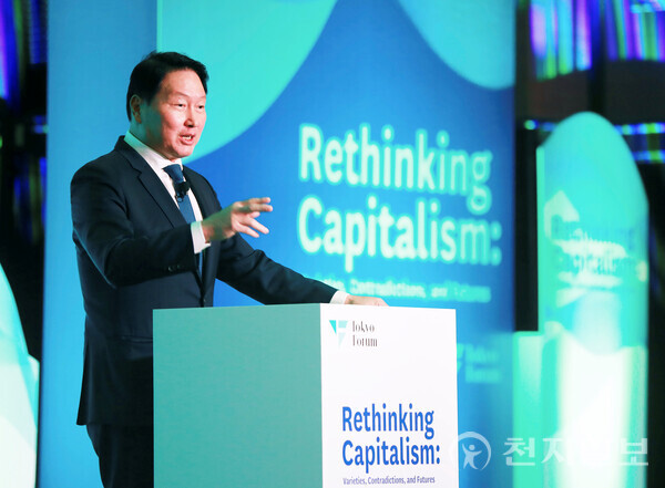 최태원 SK 회장이 21일 일본 도쿄대 야스다 강당에서 개최된 ‘도쿄포럼 2025’에서 개회사를 하고 있다. (제공: SK) ⓒ천지일보 2025.11.21.