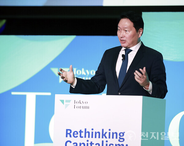 최태원 SK 회장이 21일 일본 도쿄대 야스다 강당에서 개최된 ‘도쿄포럼 2025’에서 개회사를 하고 있다. (제공: SK) ⓒ천지일보 2025.11.21.