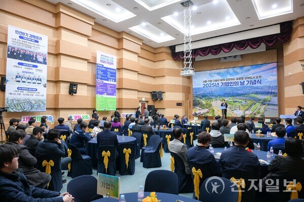 지난 20일 전남 순천시 전남테크노파크 대강당에서 열린 2025년 기업인의 날 기념식에서 노관규 순천시장이 기념사를 하고 있다. (제공: 순천시청) ⓒ천지일보 2025.11.21.