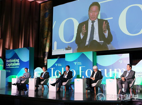 최태원 SK그룹 회장이 21일 일본 도쿄대 야스다 강당에서 열린 ‘도쿄포럼 2025’의 비즈니스 리더 세션에 참석해 토론하고 있다. (왼쪽부터) 박철희 일본 국제문화회관 특별고문(前 주일대사), 후지이 테루오 도쿄대 총장, 최태원 SK그룹 회장, 이와이 무츠오 일본경제동우회 회장대행 겸 일본담배산업 이사회 의장, 이한주 뉴베리글로벌 회장. (제공: SK) ⓒ천지일보 2025.11.21.