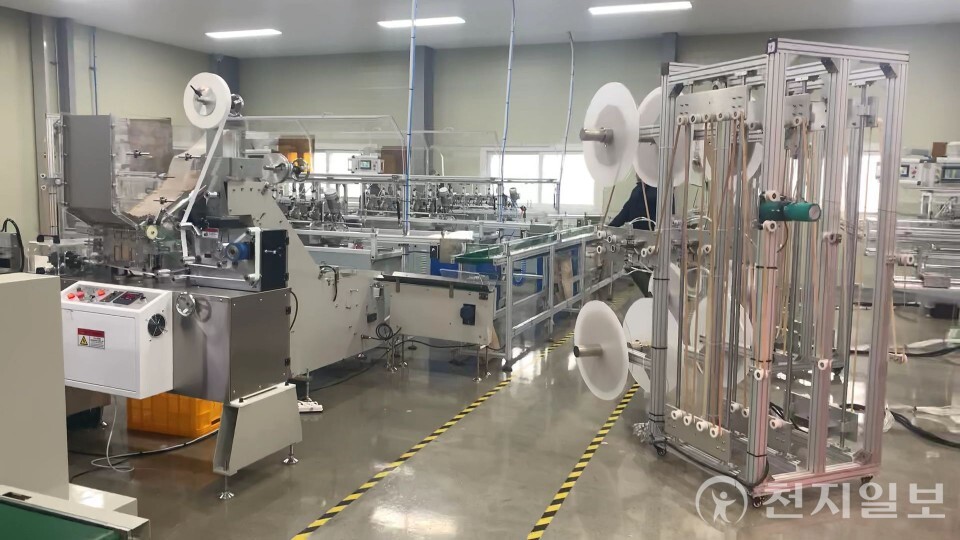 종이빨대 생산설비 전경. 업계는 규제 유예 이후 주문이 급감하며 공장 가동률이 크게 떨어졌다고 호소하고 있다. (제공：전국종이빨대생존대책협의회) ⓒ천지일보 2025.11.21.