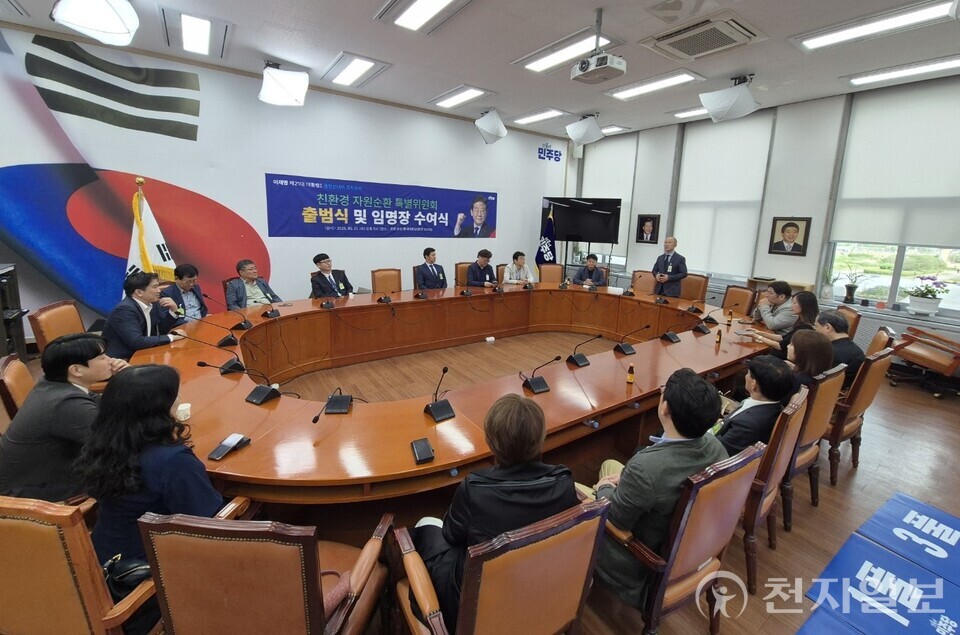 종전국종이빨대생존대책협의회 회의 모습. 업체 대표들은 국회에서 정책 혼선으로 인한 산업 피해를 증언했다. (제공：전국종이빨대생존대책협의회) 