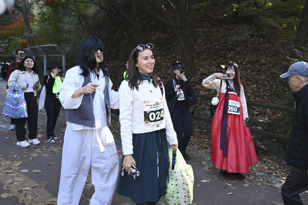 남산 퍼포먼스 하이킹에 참여 중인 외국인 관광객(제공=서울관광재단)ⓒ천지일보 2025.11.21.