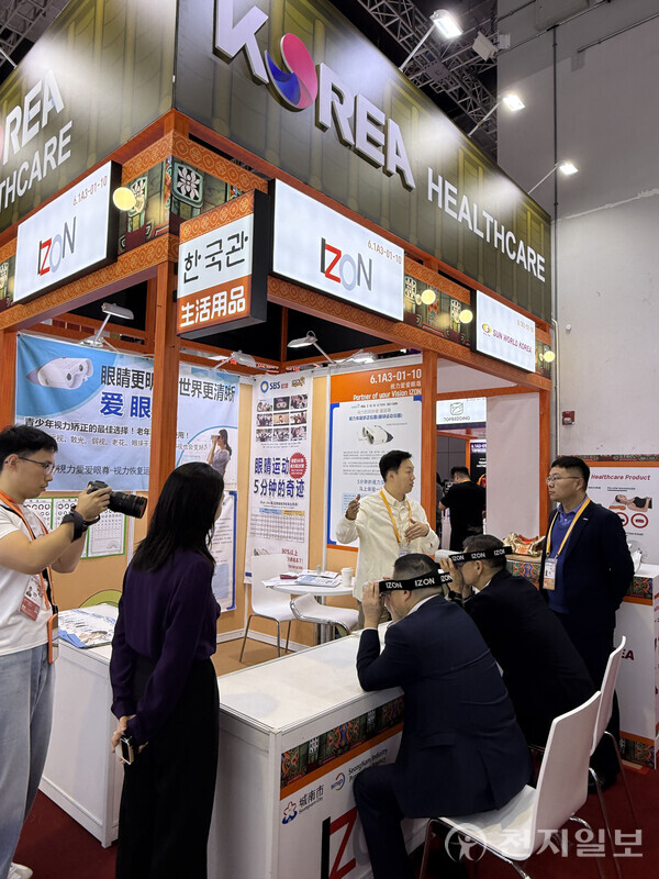 해외 바이어들이 중국 국제수입박람회에서 마련된 성남 기업부스에서 제품을 체험하는 모습. (제공: 성남시청) ⓒ천지일보 2025.11.22.