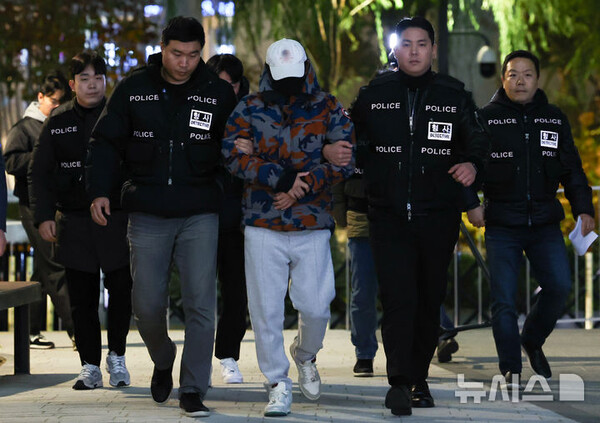 압수수색을 받던 중 도주했던 도이치모터스 주가조작 사건과 관련해 제3의 주포로 지목된 이 모씨가 지난 20일 서울 종로구 김건희 특검팀(특별검사 민중기)사무실로 압송되고 있다. (출처: 뉴시스)