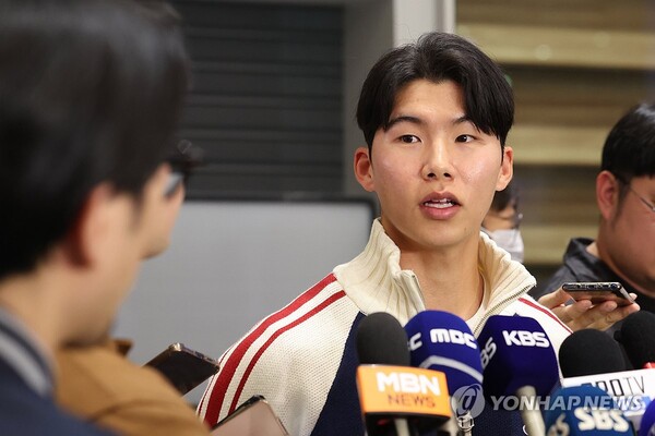 미국프로야구 메이저리그(MLB) 월드시리즈에서 우승한 로스앤젤레스 다저스의 김혜성이 6일 인천국제공항을 통해 귀국해 취재진의 질문에 답하고 있다. (출처:연합뉴스)