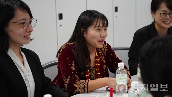 국제평화 NGO인 HWPL 주최로 지난달 11일 일본 사카이시 산업진흥센터에서 열린 ‘9.18 평화 만국회의 11주년 기념 시민 평화포럼’에는 일본·한국·중국·미얀마 등 여러 국적의 시민들이 모였다. 참석자들은 ‘우리가 하나로 연대한다면 어떤 평화를 만들 수 있는가’라는 질문을 중심으로 토론을 이어갔다. 사진은 행사 모습. (제공: HWPL) ⓒ천지일보 2025.11.22.