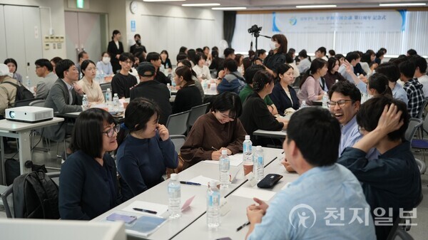 국제평화 NGO인 HWPL 주최로 지난달 11일 일본 사카이시 산업진흥센터에서 열린 ‘9.18 평화 만국회의 11주년 기념 시민 평화포럼’에는 일본·한국·중국·미얀마 등 여러 국적의 시민들이 모였다. 참석자들은 ‘우리가 하나로 연대한다면 어떤 평화를 만들 수 있는가’라는 질문을 중심으로 토론을 이어갔다. 사진은 행사 모습. (제공: HWPL) ⓒ천지일보 2025.11.22.