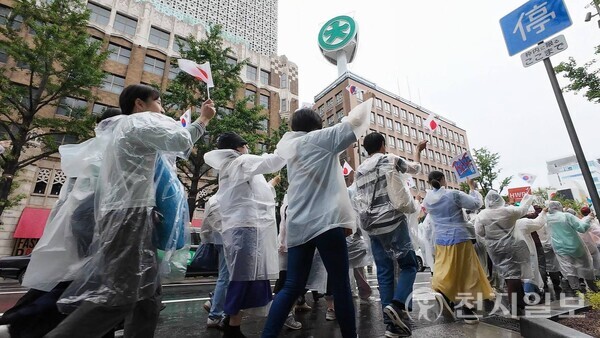 올해 5월 24일 HWPL 고베지부가 주최한 세계평화선언문 12주년 기념 평화걷기대회가 일본 오사카에서 열렸다. 이날 걷기에는 약 400명의 HWPL 청년 회원들이 참여해 지역사회에 평화의 메시지와 ‘평화의 주체로서 살아가겠다’는 결의를 전했다. 사진은 행사 모습. (제공: HWPL) ⓒ천지일보 2025.11.22.