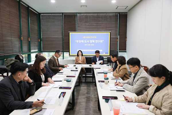 시흥시의회 의원 연구단체 ‘모두를 위한 디자인, 무장애 도시 정책 연구회’가 지난 18일 의회 청사 소담뜰에서 최종 간담회를 열고 9개월간의 연구 활동을 마무리했다. (제공: 시흥시의회) ⓒ천지일보 2025.11.22.