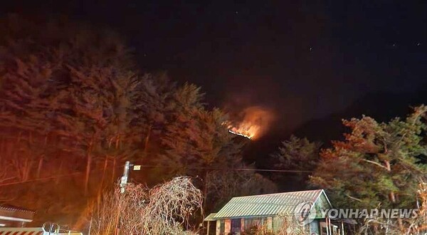 22일 오후 6시 26분께 강원 양양군 서면 서림리에서 산불이 나 불길이 번지고 있다. (출처: 연합뉴스)