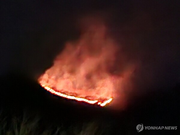 22일 오후 6시 26분께 강원 양양군 서면 서림리에서 산불이 나 불길이 번지고 있다. (출처: 연합뉴스)