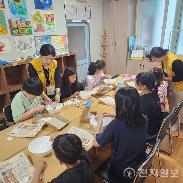 제9기 대학생봉사단이 진주시 내 7개 지역아동센터에서 아동 학습지도와 멘토링 활동을 펼치고 있다. (제공: 한국남동발전) ⓒ천지일보 2025.11.23.