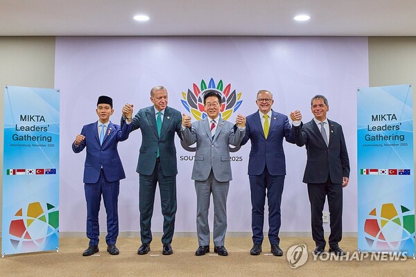(요하네스버그=연합뉴스) 이재명 대통령이 22일(현지시간) 주요 20개국(G20) 정상회의가 열리는 남아프리카공화국 나스렉 엑스포센터에서 열린 한-믹타 정상회동에서 기념촬영을 하고 있다. 믹타(MIKTA)는 한국, 멕시코, 인도네시아, 튀르키예, 호주 등 5개국 협의체이다. 왼쪽부터 기브란 라카부밍 라카 인도네시아 부통령, 레제프 타이이프 에르도안 튀르키예 대통령, 이 대통령, 앤서니 앨버니지 호주 총리, 에드가르 아브람 아마도르 사모라 멕시코 재무부 장관 2025.11.22