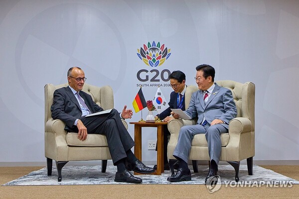 (요하네스버그=연합뉴스) 이재명 대통령과 프리드리히 메르츠 독일 총리가 22일(현지시간) 남아프리카공화국 요하네스버그 나스렉 엑스포센터에서 정상회담을 하고 있다. 2025.11.23