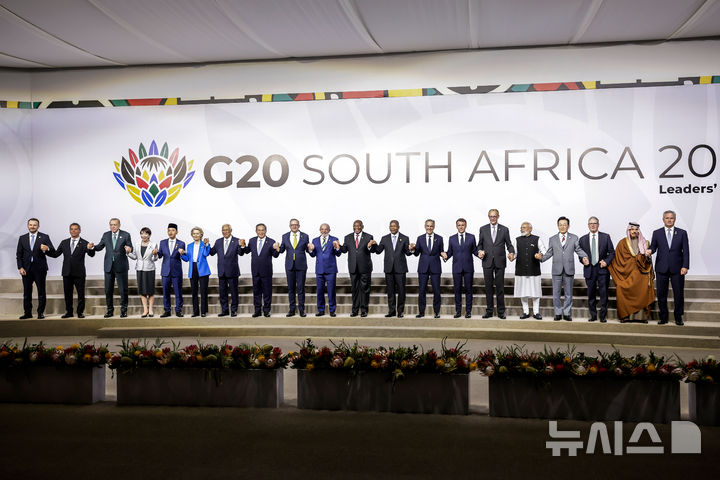 22일(현지시간) 남아프리카공화국 요하네스버그에서 열린 G20 정상회의 개막일에 정상들이 단체 사진을 촬영하고 있다. (출처: 뉴시스)
