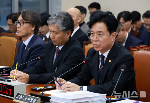 김영훈 고용노동부 장관이 지난 17일 서울 여의도 국회에서 열린 기후에너지환경노동위원회 전체회의에서 의원 질의에 답하고 있다. (출처: 뉴시스)