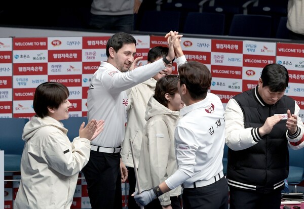 크라운해태 선수들이 승리를 확정한 후 기뻐하고 있다. (출처:PBA)