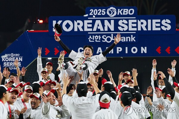 10월 31일 대전 한화생명 볼파크에서 열린 한국시리즈 시상식에서 통합 우승을 차지한 LG 트윈스 선수들이 주장 박해민을 헹가래 치며 기뻐하고 있다. (출처:연합뉴스)