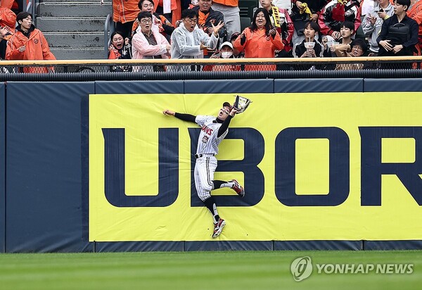 10월 26일 서울 잠실야구장에서 열린 한국시리즈 1차전 한화 이글스 대 LG 트윈스 경기. 1회 초 1사 1루 때 LG 박해민이 한화 문현빈의 장타를 잡고 있다. (출처:연합뉴스)