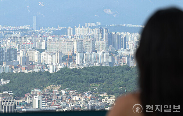 서울 용산구 남산에서 바라본 시내 아파트 단지 모습. ⓒ천지일보 2025.07.23.