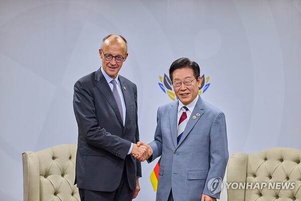 이재명 대통령과 프리드리히 메르츠 독일 총리가 22일(현지시간) 남아프리카공화국 요하네스버그 나스렉 엑스포센터에서 열린 정상회담에서 악수하고 있다. (출처: 연합뉴스)