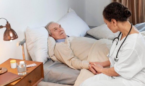 병실에 누워있는 고령 환자의 모습. (출처: 프리픽)