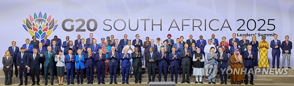 (요하네스버그=연합뉴스) 이재명 대통령이 22일(현지시간) 남아프리카공화국 나스렉 엑스포센터에서 열린 주요 20개국(G20) 정상회의에서 G20 회원국 및 초청국 정상, 국제기구 수장들과 함께 기념촬영을 하고 있다. 앞줄 오른쪽부터 파블로 키르노 아르헨티나 외교부 장관, 파이살 빈 파르한 알 사우드 사우디아라비아 외무장관, 키어 스타머 영국 총리, 이재명 대통령, 나렌드라 모디 인도 총리, 프리드리히 메르츠 독일 총리, 에마뉘엘 마크롱 프랑스 대통령, 마크 카니 캐나다 총리, 주앙 로렌수 아프리카연합(AU) 의장, 올해 의장인 시릴 라마포사 남아프리카공화국 대통령, 루이스 이나시우 룰라 다시우바 브라질 대통령, 앤서니 앨버니지 호주 총리, 리창 중국 총리, 안토니우 코스타 유럽연합(EU) 정상회의 상임의장, 우르줄라 폰데어라이엔 유럽연합(EU) 집행위원장, 기브란 라카부밍 라카 인도네시아 부통령, 다카이치 사나에 일본 총리, 레제프 타이이프 에르도안 튀르키예 대통령, 에드가르 아브람 아마도르 사모라 멕시코 재무부 장관, 막심 오레쉬킨 러시아 대통령실 부비서실장, 조르지아 멜로니 이탈리아 총리.