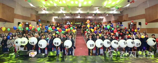 조규일 진주시장이 지난 22일 개최된 ‘제16회 진주평생학습축제’에서 참가자들과 기념 촬영하고 있다. (제공: 진주시청) ⓒ천지일보 2025.11.24.