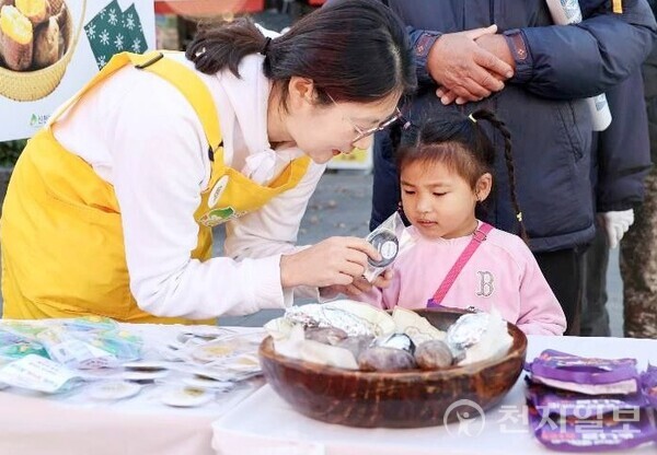 21일 강릉 월화거리 ‘다다익선’ 정기 봉사에서 시민이 내가 남에게 해줄 수 있는 따뜻한 말 미션 게임코너 체험에 참여하고 있다. (제공: 신천지자원봉사단 강릉지부) ⓒ천지일보 2025.11.24.