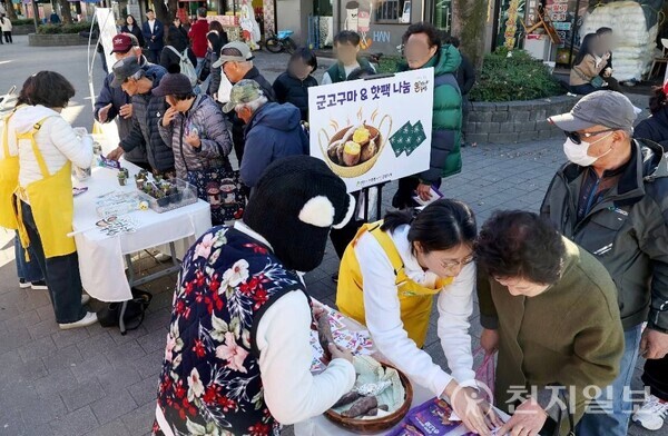 21일 강릉 월화거리 ‘다다익선’ 정기 봉사에서 시민들이 각종 월동 준비 마음 온도 높이기 프로그램 체험을 하고 있다. (제공: 신천지자원봉사단 강릉지부) ⓒ천지일보 2025.11.24.