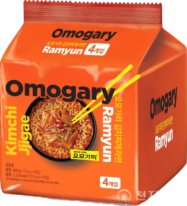 ​롯데마트가 오는 27일 단독 출시하는 ‘오모가리 김치찌개라면’. 1000일 이상 숙성한 묵은지 파우치를 적용해 깊은 맛을 구현했다. (제공: 롯데마트) ⓒ천지일보 2025.11.24.