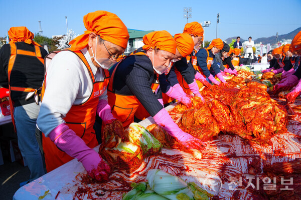 [천지일보 광주=이미애 기자] 강기정 광주광역시장이 22일 오후 동구 5.18민주광장에서 열린 ‘2025 대한민국 김치대전’에 참석해 김치를 버무리고 있다. (제공: 광주광역시청) ⓒ천지일보 2025.11.23.